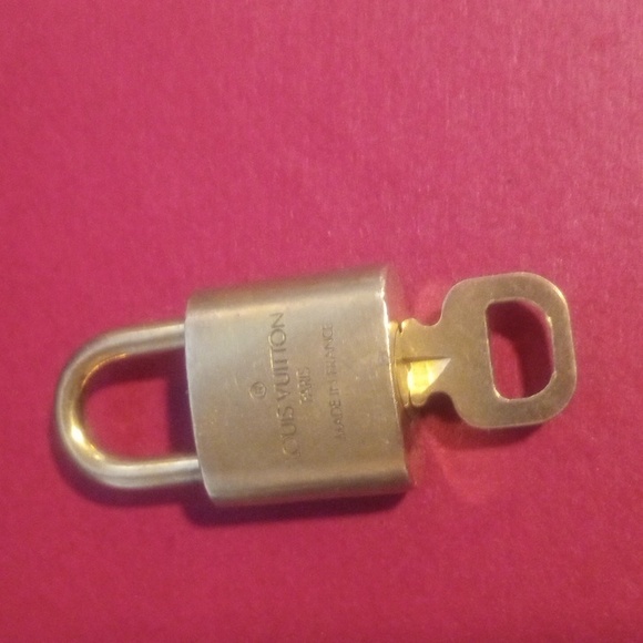 Louis Vuitton Lock and Key 302 - Picture 3 of 4